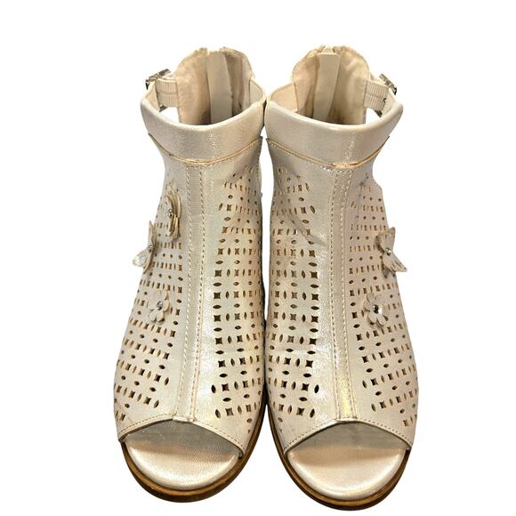 Girl's 4 White Open Toed Boot With Butterflies Sandal Shoe  2 Inch Heel Zipper - Picture 3 of 8
